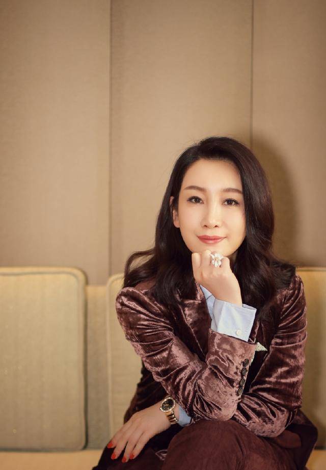 秦海璐身穿粉色连衣裙亮相,满屏少女感,网友:确定有40岁了?