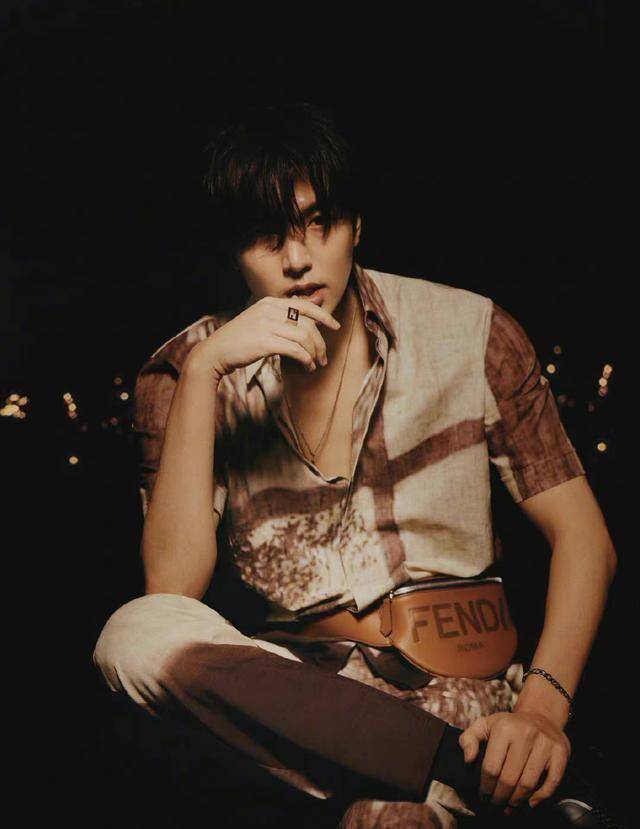 真空穿着一身白色西装,只扣西装的一颗扣子,李敏镐的胸肌展现得淋漓