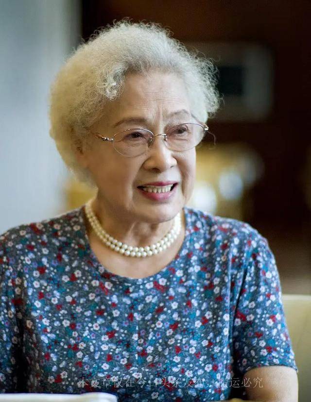 回看秦怡与国际美女同框,女人老了:脸得圆,色要淡,卷发才好看_年龄