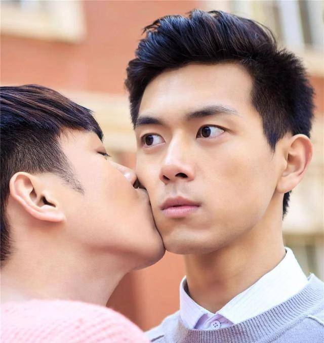 此外,李现和张若昀还合作了《法医秦明》,与焦俊艳组成了搞笑的"三宝"