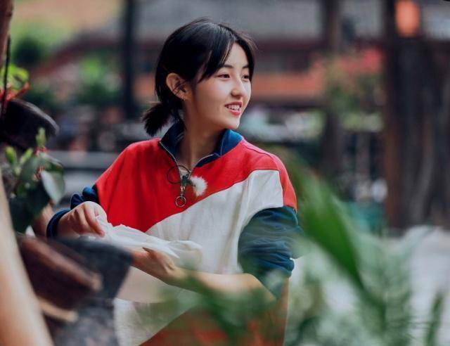 18岁张子枫穿搭又上热搜?1米6身高总能穿出2米气场,太厉害了!