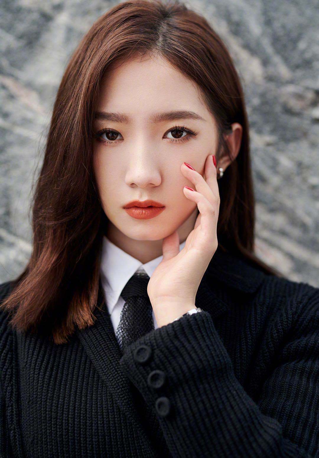 孟美岐一脚迈进演员圈,打破人气惨淡传闻,全身高奢成亮点_网友_吴宣