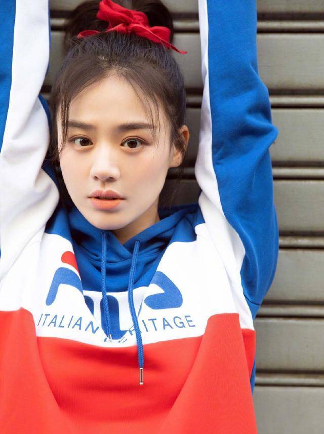 马思纯用短发搭配西装短裙,发型像土大妈,衣服穿得像18岁少女_刘海