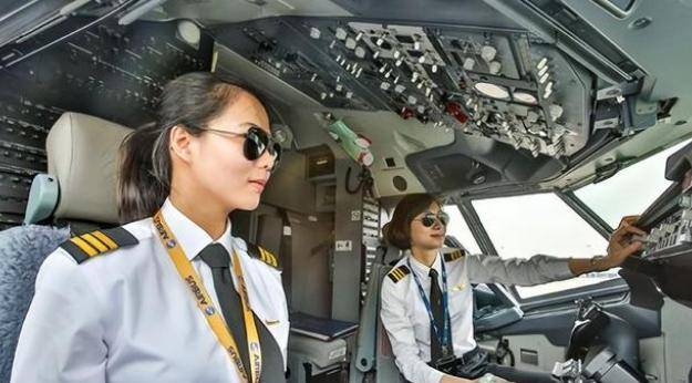 国航第一位女机长:24岁跟飞,28岁晋升机长,美貌与实力并存_王峥_飞行