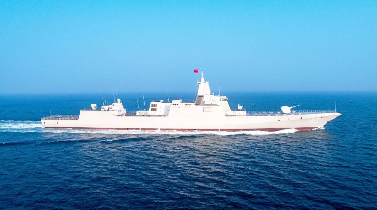 虽说在官方报道中,仅提及遵义舰将在南海进行防空反导和对海突击