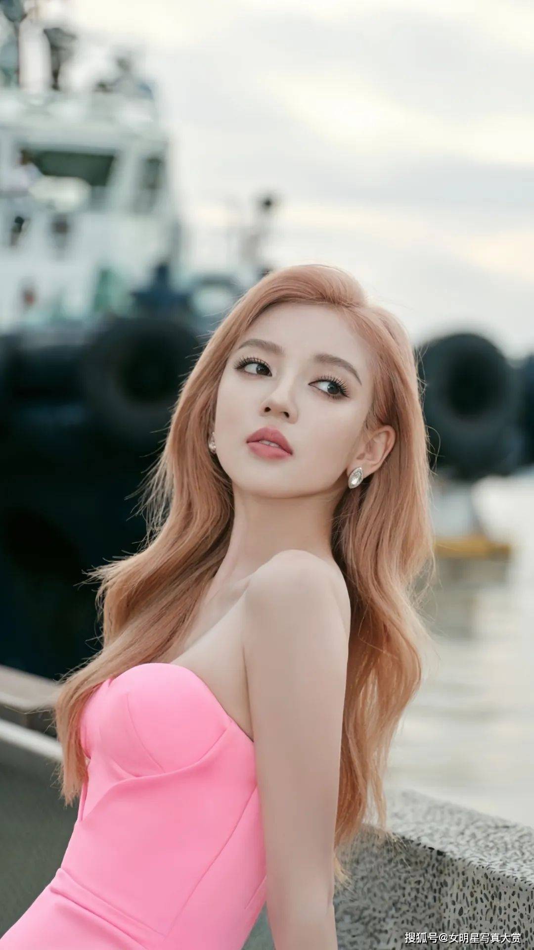 【何瑞贤写真美图】芭比粉长裙,性感温婉,窈窕曼妙_演技_裙子_剧中