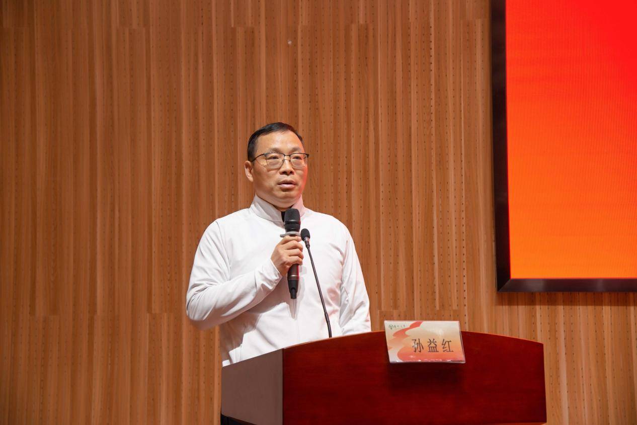 图为:扬州大学杰出校友,复旦大学附属中山医院副院长孙益红教授与