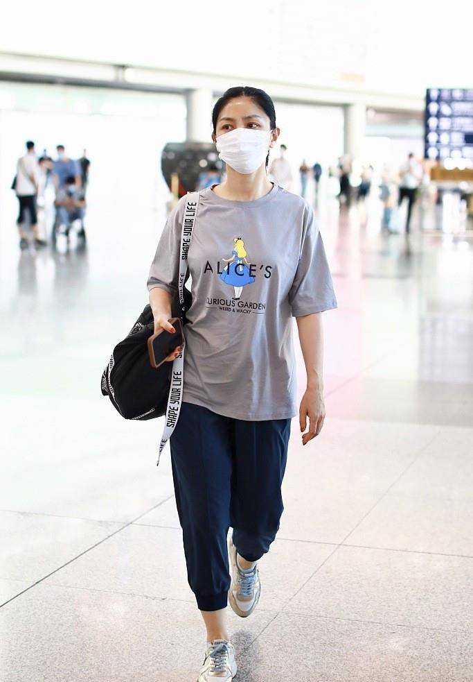 胡可让人感觉很舒服,她优雅地走向机场,素颜,穿得不年轻也不忸怩!