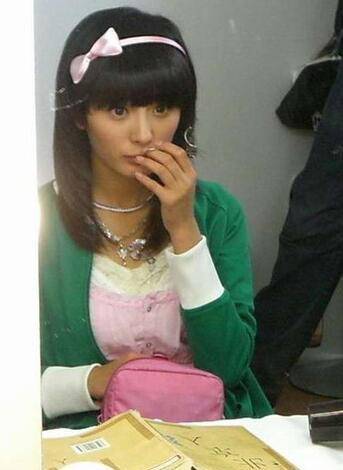 杨幂学生时代照片:吐舌卖萌可爱十足,女神当年也青涩_齐刘海_带着