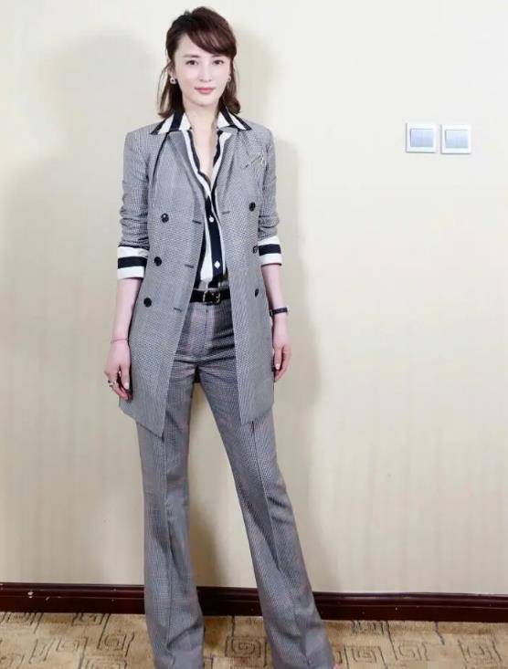 47岁蒋勤勤才是中年女人穿衣模板:不扮嫩不老气,普通人照穿也美_造型