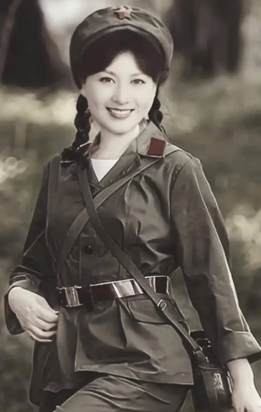 地下室只有小赵女兵和队长,小赵女兵就跟在火炉旁烤的一样暖融融_兵营