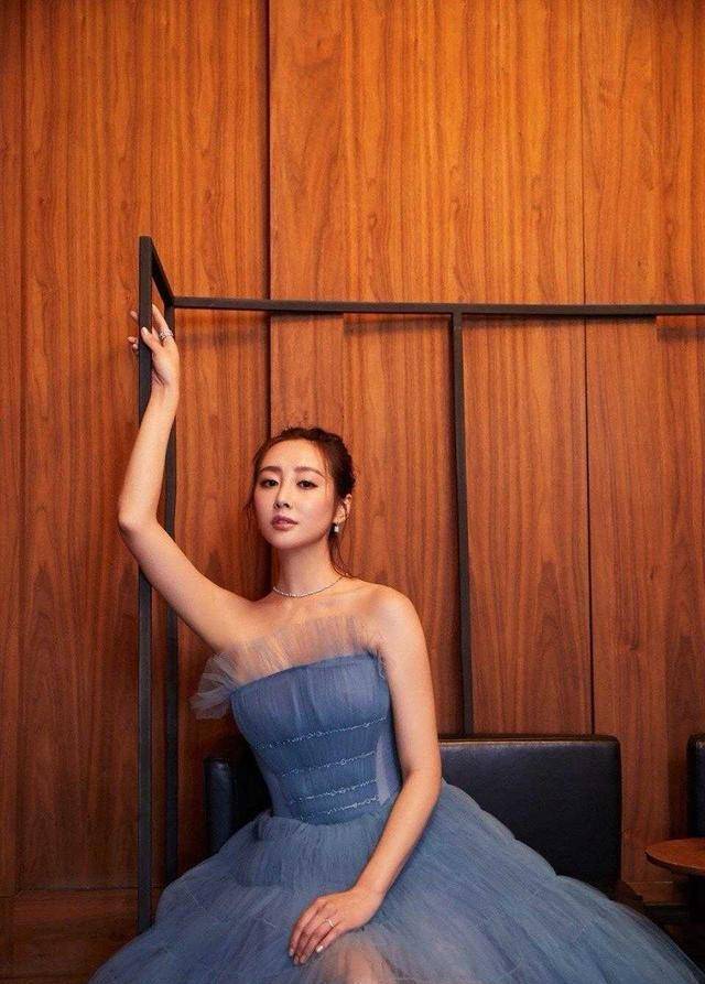 "司理理"李纯穿衣品味真高,穿一条蓝色的薄纱连衣裙,又飒又a_气质