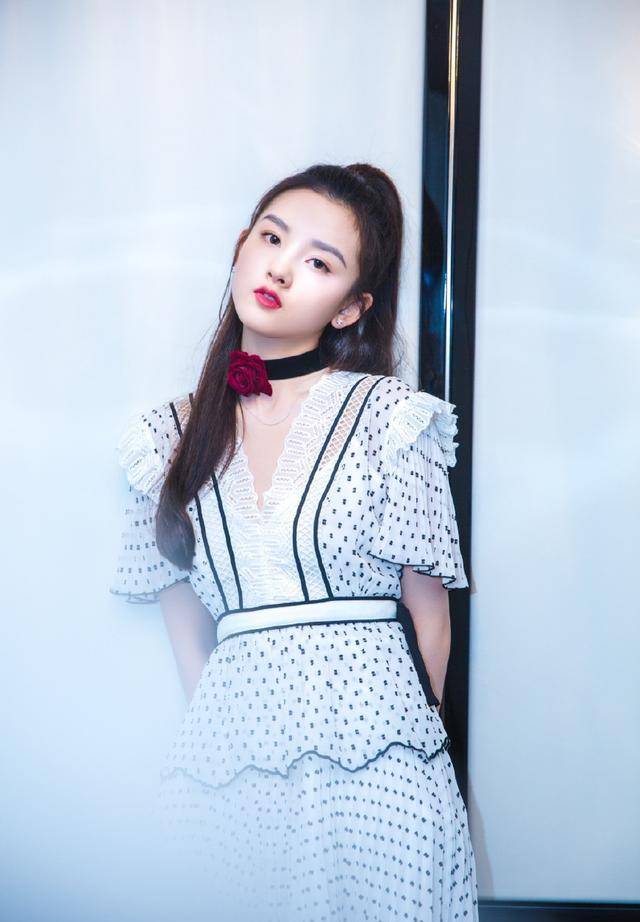 一袭黑色吊带连衣裙气场全开,网友:鹅姐你变了_显得_白色_时尚