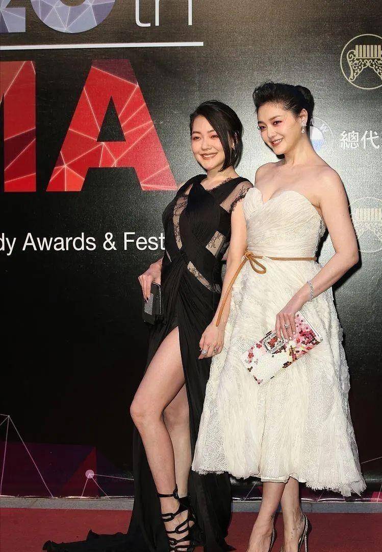 大s穿芭蕾舞短裙显得年轻,可惜腰比小s粗,但比姐姐更有淑女气质_裙子