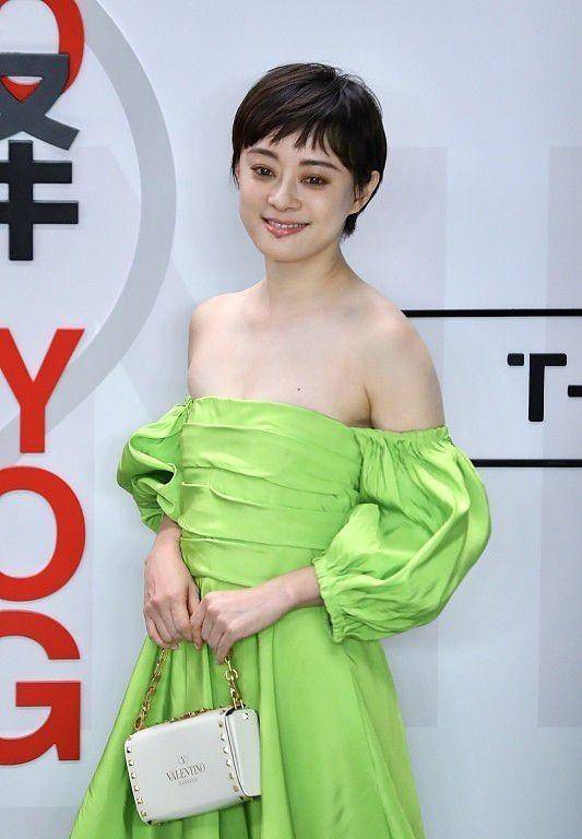 孙俪撞衫木村拓哉女儿,同穿绿裙配白包,小的显老,老的反而显嫩_绿色