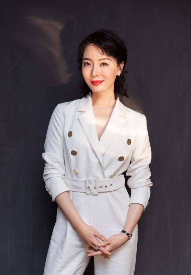 陈数留回十年前波波头短发,搭配休闲装意外减龄,42岁变22岁少女_发型