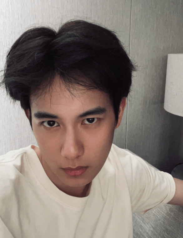 其次就是这个周政杰,就是最开始合照上的那个寸头小哥哥,现在他头发长