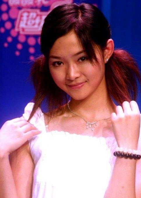 大学读的也是艺校,05年的时候她报名参加了湖南卫视举办的《超级女声