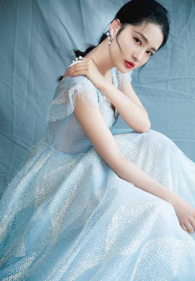 气质小精灵李沁,晚会和日常的裙装分享,气质甜美的女孩该怎么穿_裙子