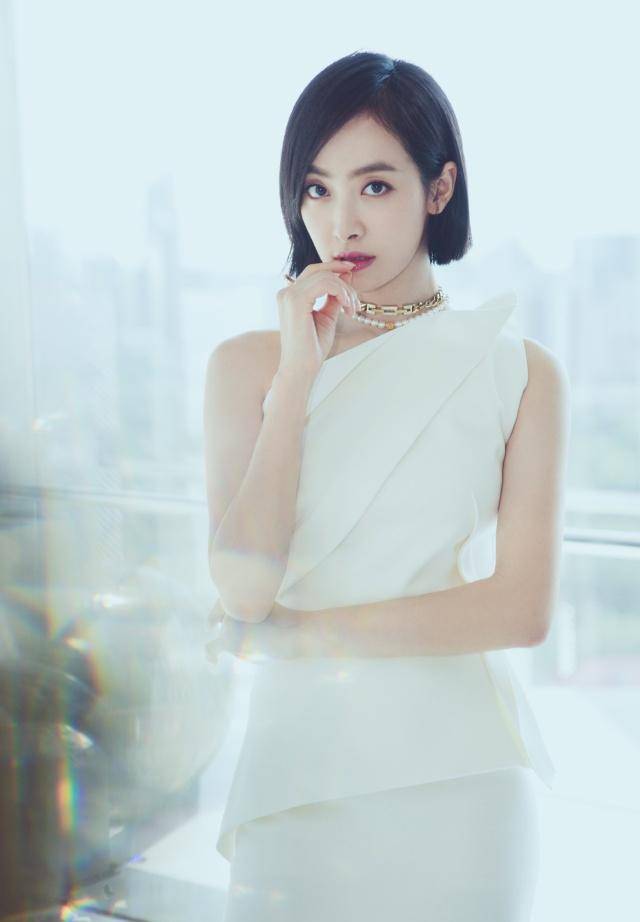 30岁宋茜齐肩波波头短发搭配大衣,气质开挂,秒变成18岁少女_造型_效果