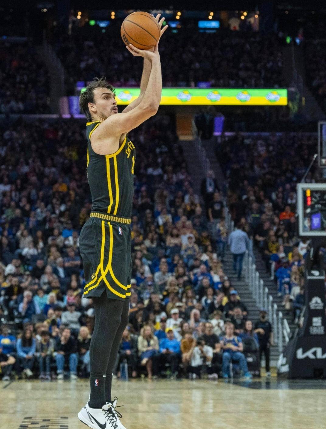 尽管未能捍卫主场尊严,但勇士本场比赛的表现真的让人肃然起敬,他们配