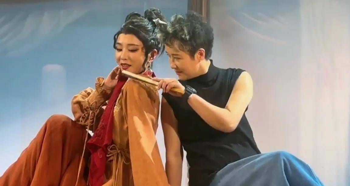 茅威涛亲自教导陈丽君,演玉面郎君,看得出来都很上心挺有魅力.