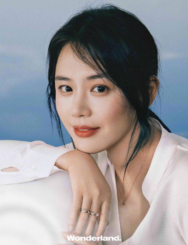 35岁马思纯上海坐地铁被偶遇,女神状态极佳,新剧何时播出引期待_照片