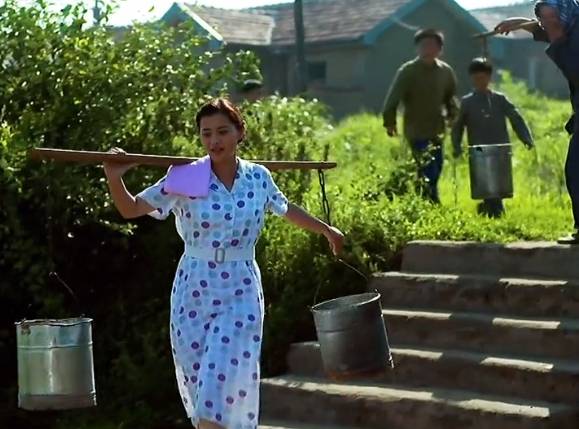 人到中年才看懂,为啥安杰初次上岛挑水,要特意换上裙子高跟鞋?