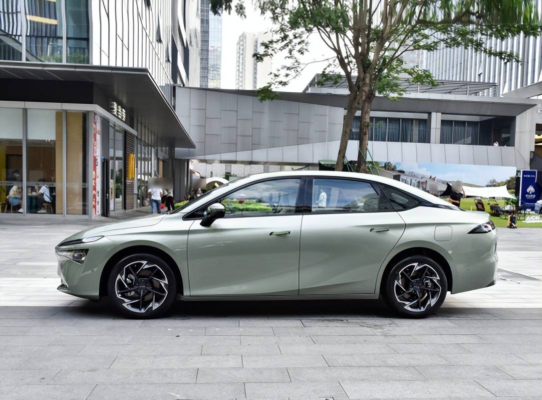 让梦辰一见倾心的绿色 aion s max碧云绿闪耀广州车展