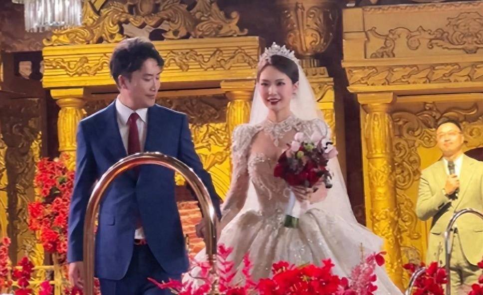 这场婚礼,不仅仅是吴云飞和高艺诺的幸福时刻,更是《乡村爱情》演员们