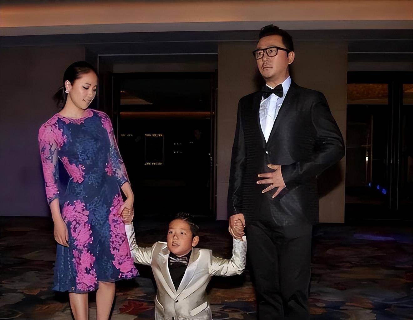 郭涛妻子骨架有点大,但穿紧身裙的气质可不差,淡妆看着蛮清纯_女性