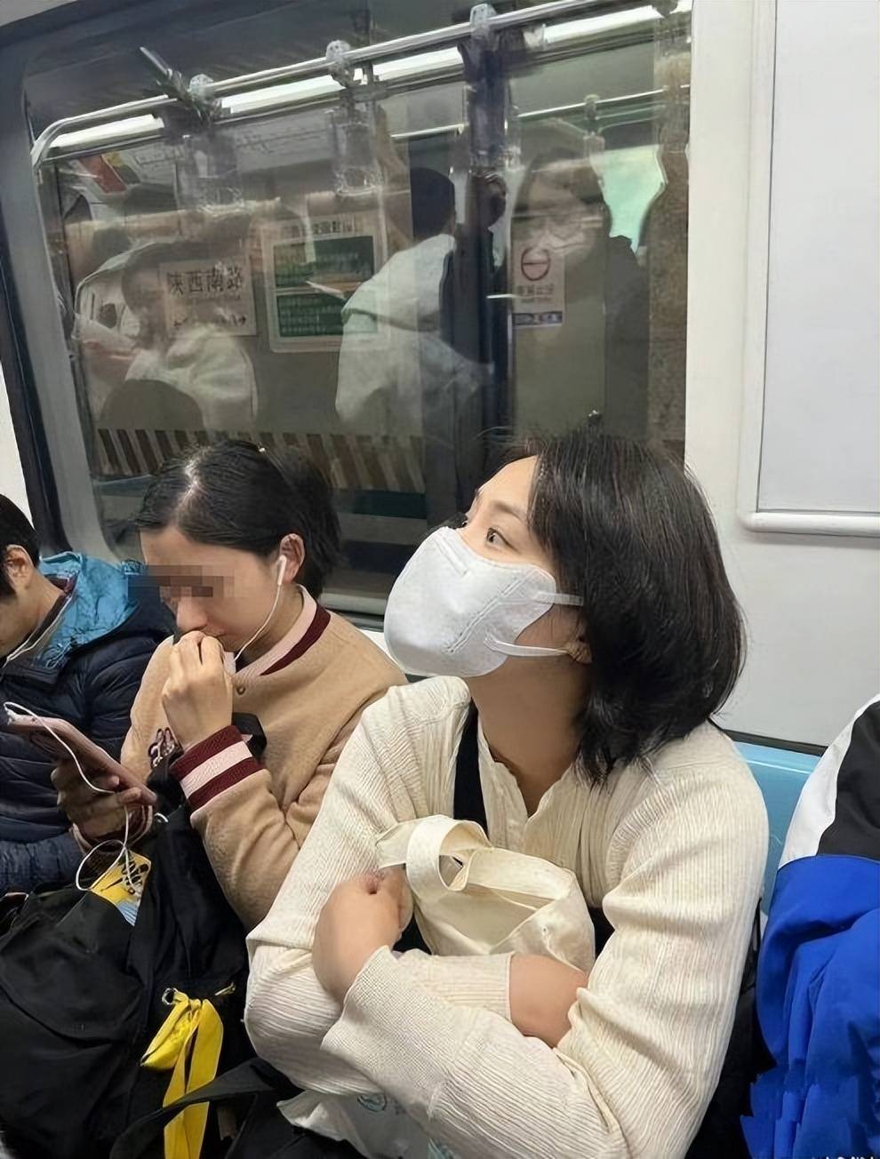 35岁马思纯上海坐地铁被偶遇，女神状态极佳，新剧何时播出引期待  第2张
