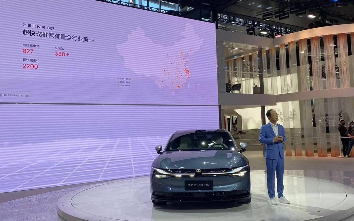加速2秒多,有800V、骁龙8295芯片,极氪007亮相,预售22.99万起_搜狐汽车_搜狐网