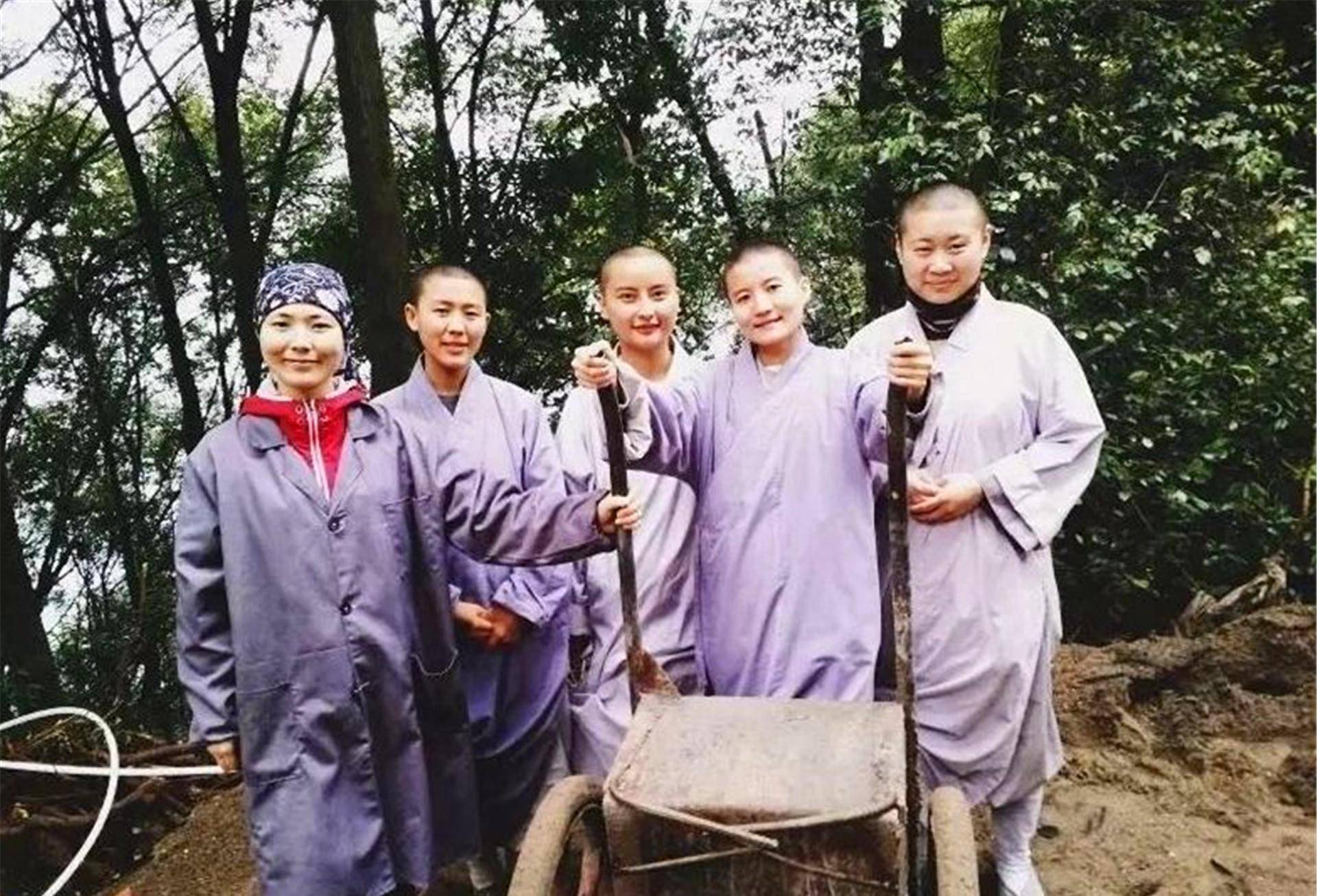与智宏法师不同,何宝生是一位香港演员,曾在电视剧《笑傲江湖》中出演