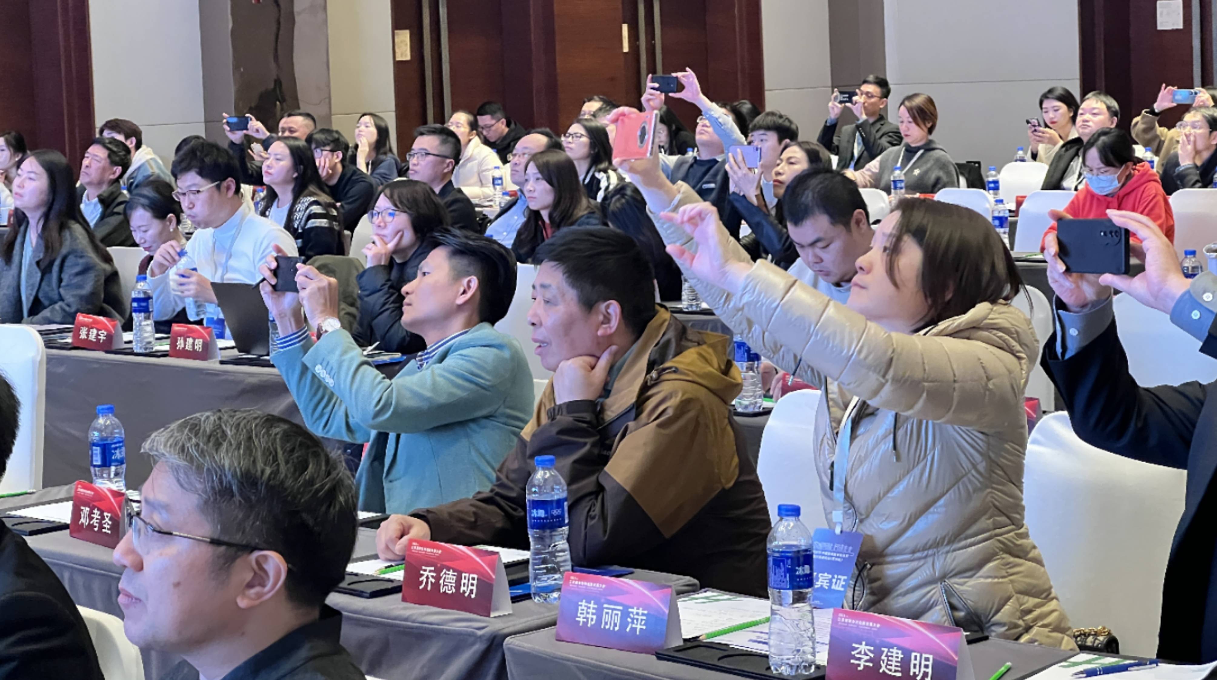 中国服装协会副秘书长杜岩冰在致辞中认为,当下服装产业面临着新的