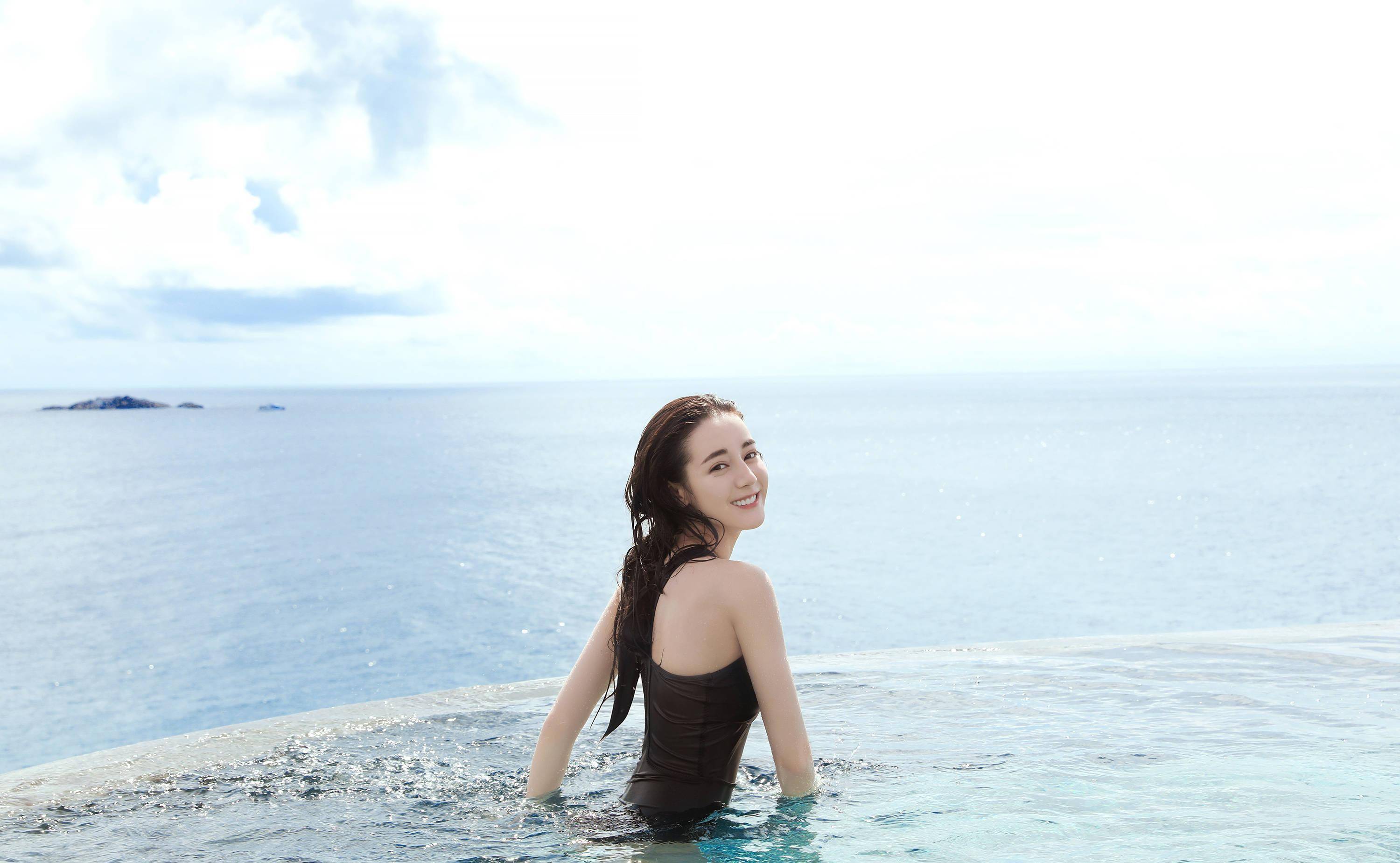 女星泳装照大放异彩,展现性感魅力