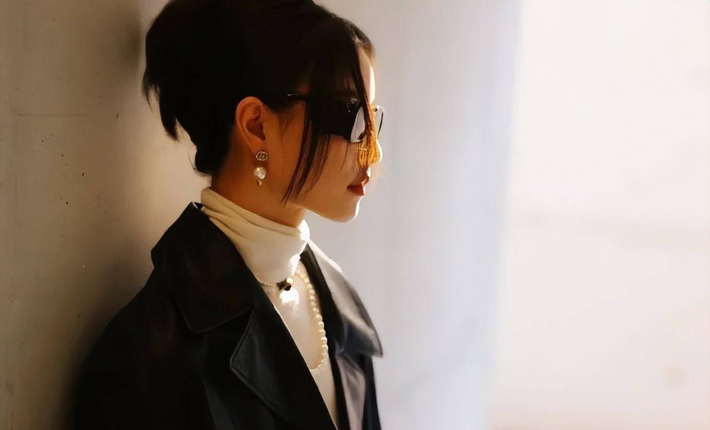 倪妮现身韩国街头摆拍,露腰紧身衣配皮裤短裙,风情万种又迷人_气质