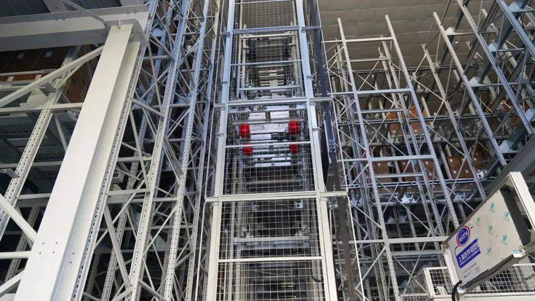 穿梭车可以通过提升机实现换层作业其次是更加智能化.