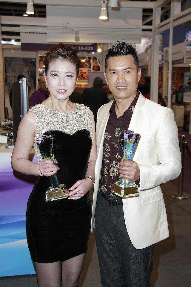 戏外的吕良伟曾经历两段失败的婚姻,第一任妻子周海媚想来大家再熟悉