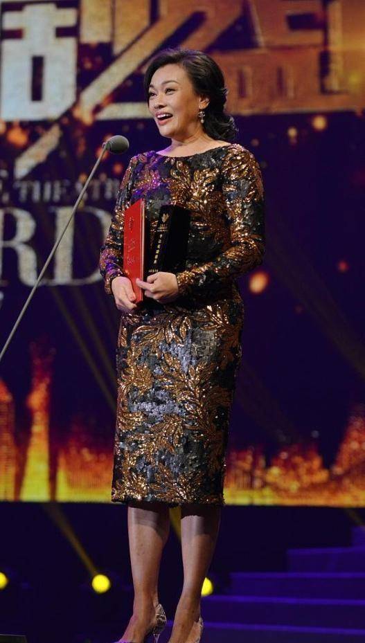 无论看脸还是身材史可都是中年大妈,但穿紧身裙细腰肥臀,惊艳了_裙子