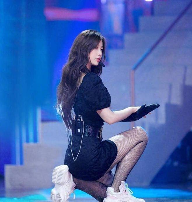 虞书欣越来越养眼了,黑色渔网丝袜搭配紧身连衣裙秒变少妇!