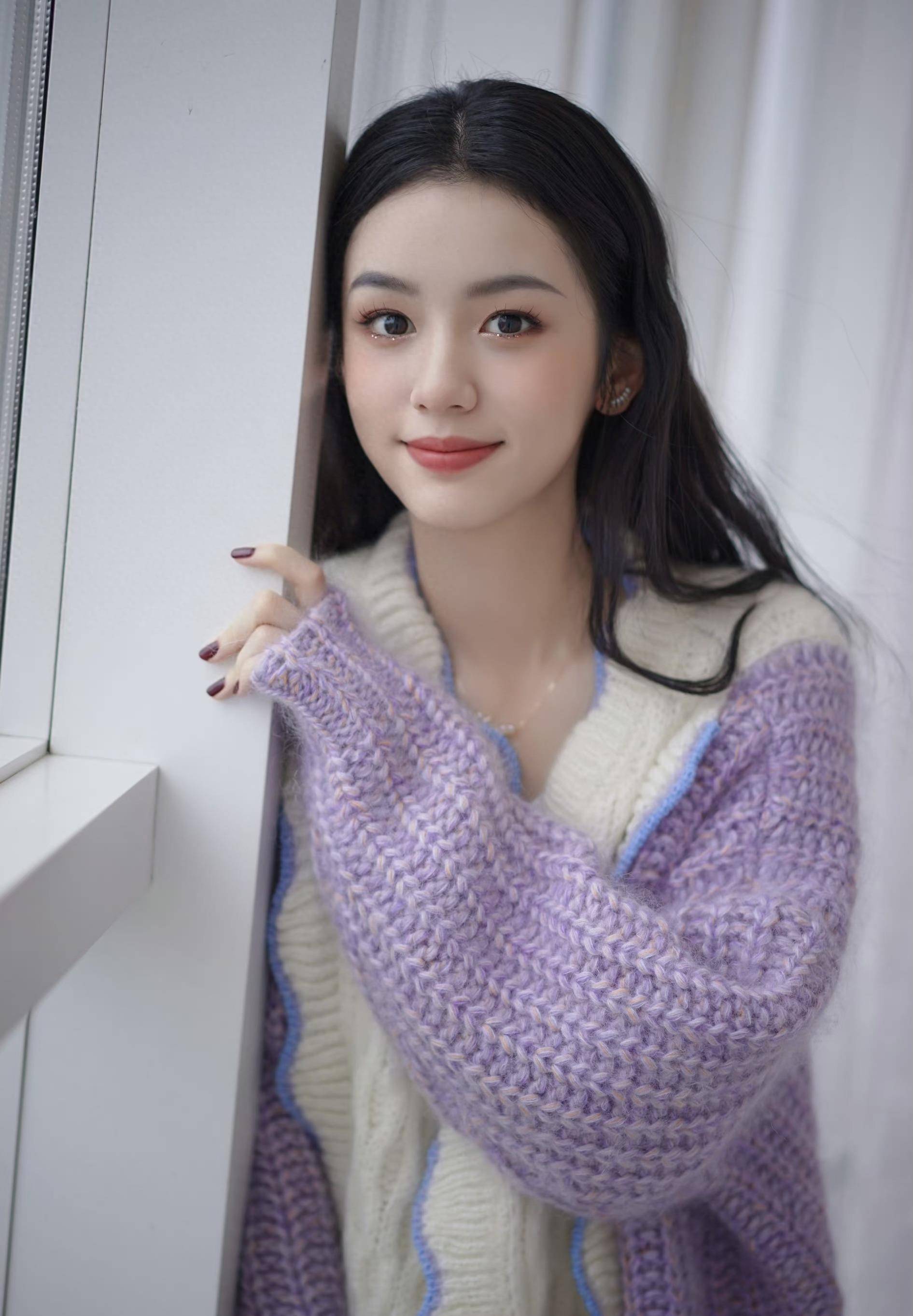 超级适合秋季的针织衫来了!校园女神周也的百变私服,青春又减龄