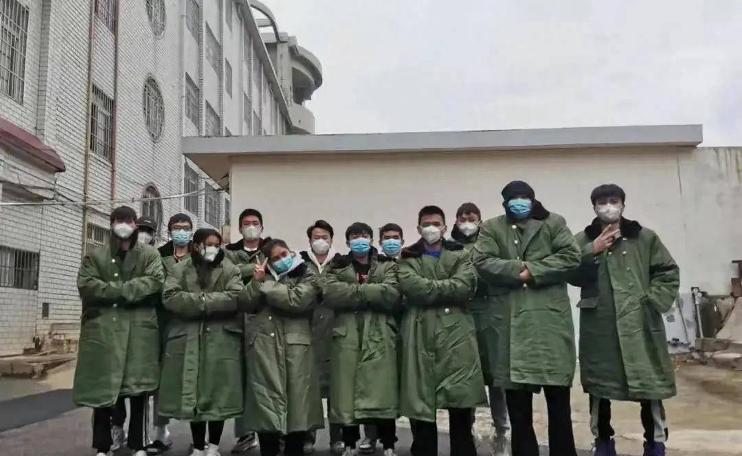 2000年代羽绒服改造:大学生穿军大衣,女大学生花袄,注重性价比_时尚