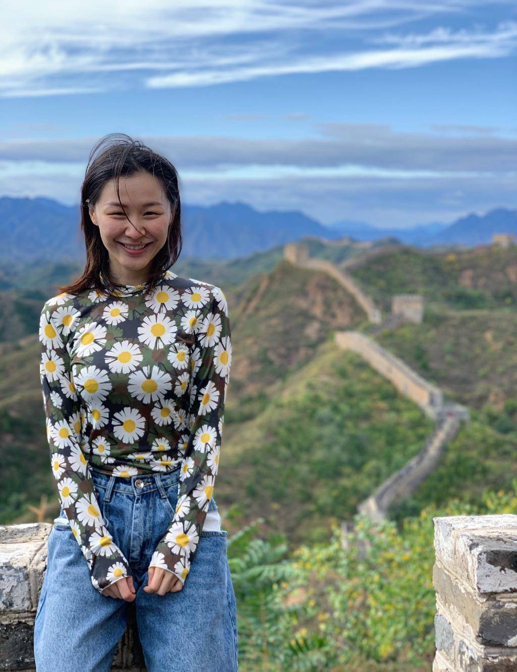 "表情包女神"金靖瘦了,自信穿格子衫怼脸拍,嘴角痦子却有点尴_金晶