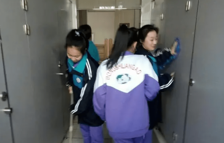 女生内急进了"教师厕所",老师却问"你配吗",这话应该问自己_问题_家长