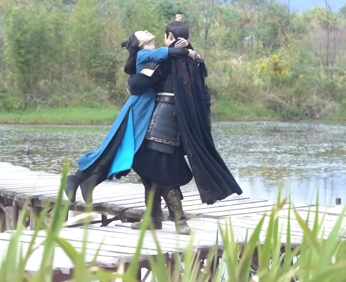 反观吴磊不仅能轻松抱着热巴飞奔,在拍摄《星汉灿烂》时,公主抱,单手