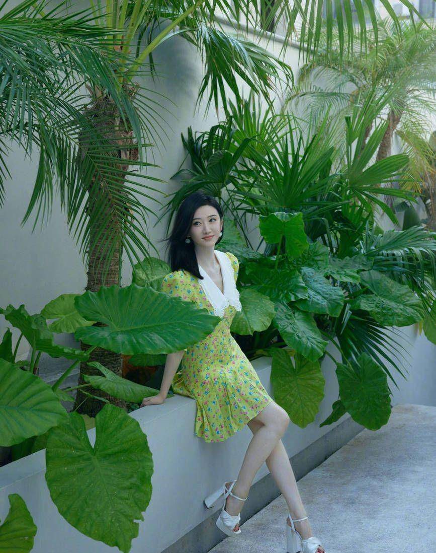 景甜一袭花裙显得复古精致,乌黑的头发与雪白的肌肤形成鲜明对比_气息