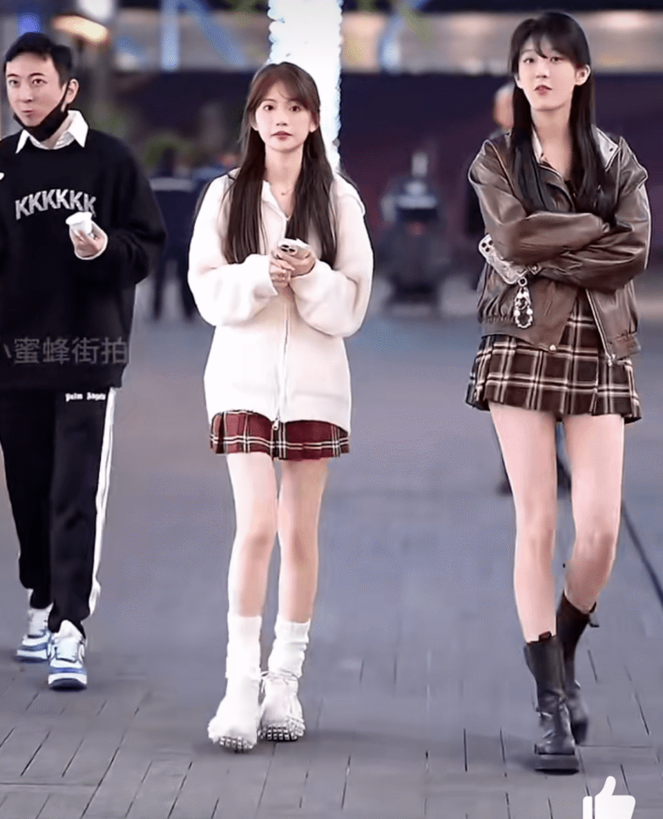 王思聪太古里炫十万球鞋,神秘光腿美女陪伴,旧人焦可然再受关注_两个