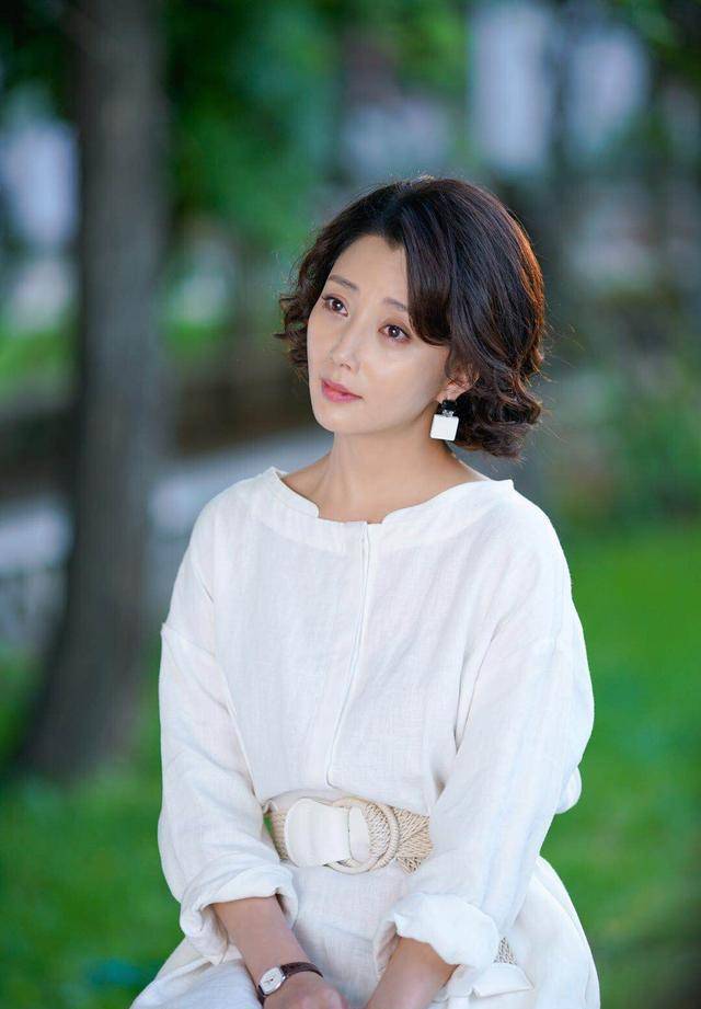 很多像殷桃这个年龄段的女人都会觉得不用再去在意自己的穿搭这些东西