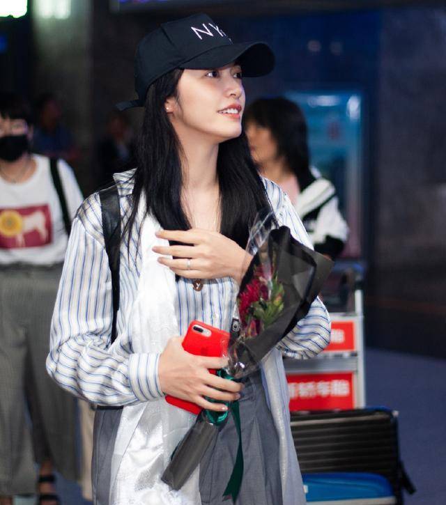 姚晨印花开衫搭配牛仔裤,38岁大妈秒变18岁少女,选对衣服很重要_显得